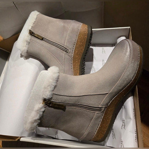 NIB Dansko Women's Suede Fur-Lined Boots - Stone - Picture 2 of 10